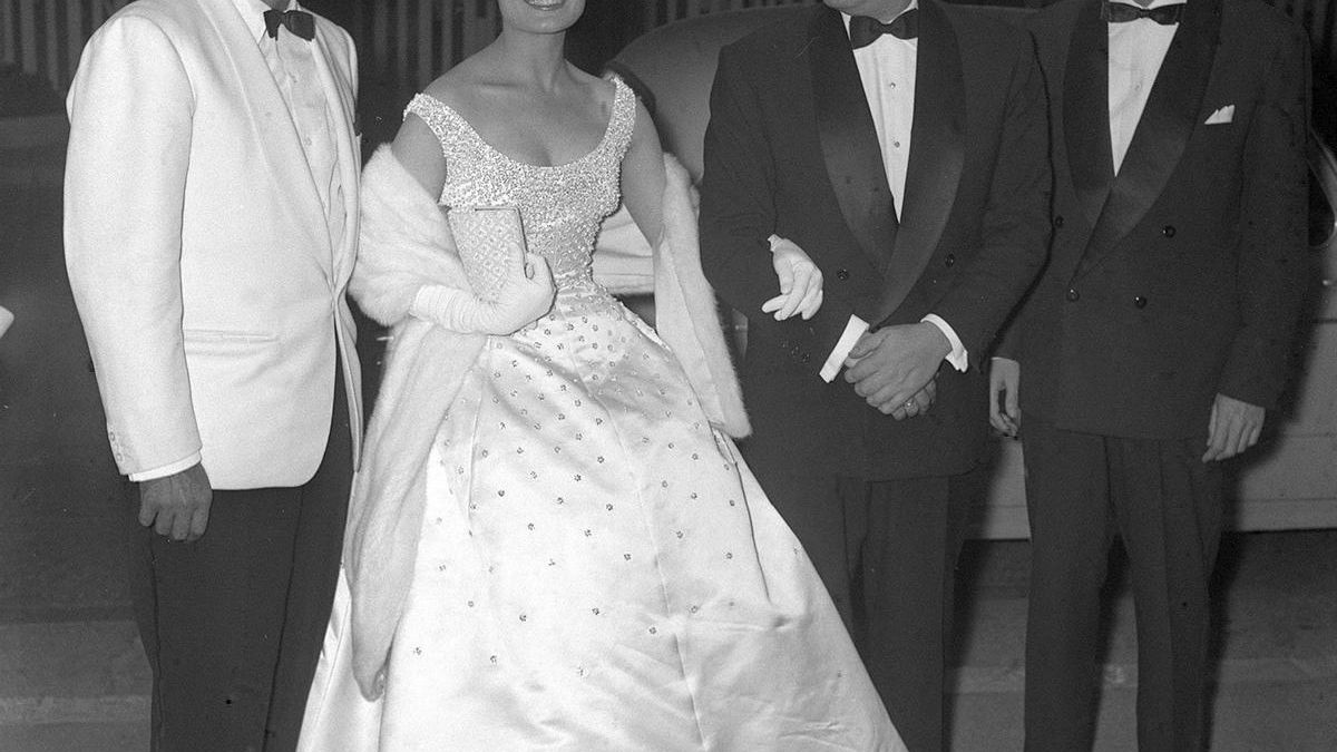 La actriz y cantante Carmen Sevilla junto al director de cine, Juan Antonio Bardem (2ºd), y los actores Jorge Mistral (i)y Fernando Rey (d), posan a su llegada a una fiesta con motivo de la presentación de la película 'La venganza', en la que trabajaron todos, en 1958.