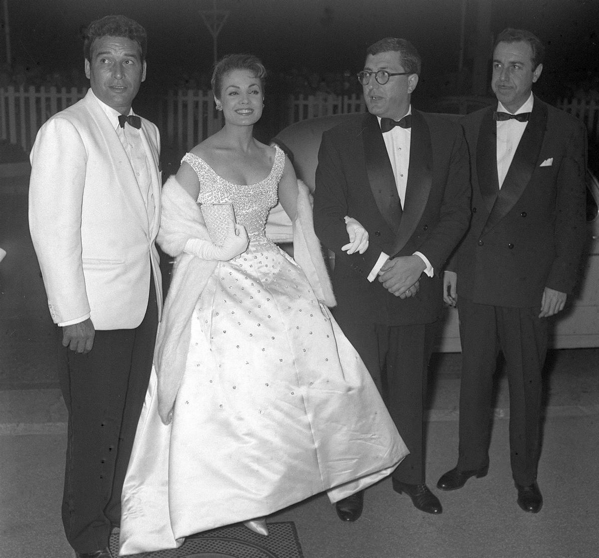 La actriz y cantante Carmen Sevilla junto al director de cine, Juan Antonio Bardem (2ºd), y los actores Jorge Mistral (i)y Fernando Rey (d), posan a su llegada a una fiesta con motivo de la presentación de la película 'La venganza', en la que trabajaron todos, en 1958.