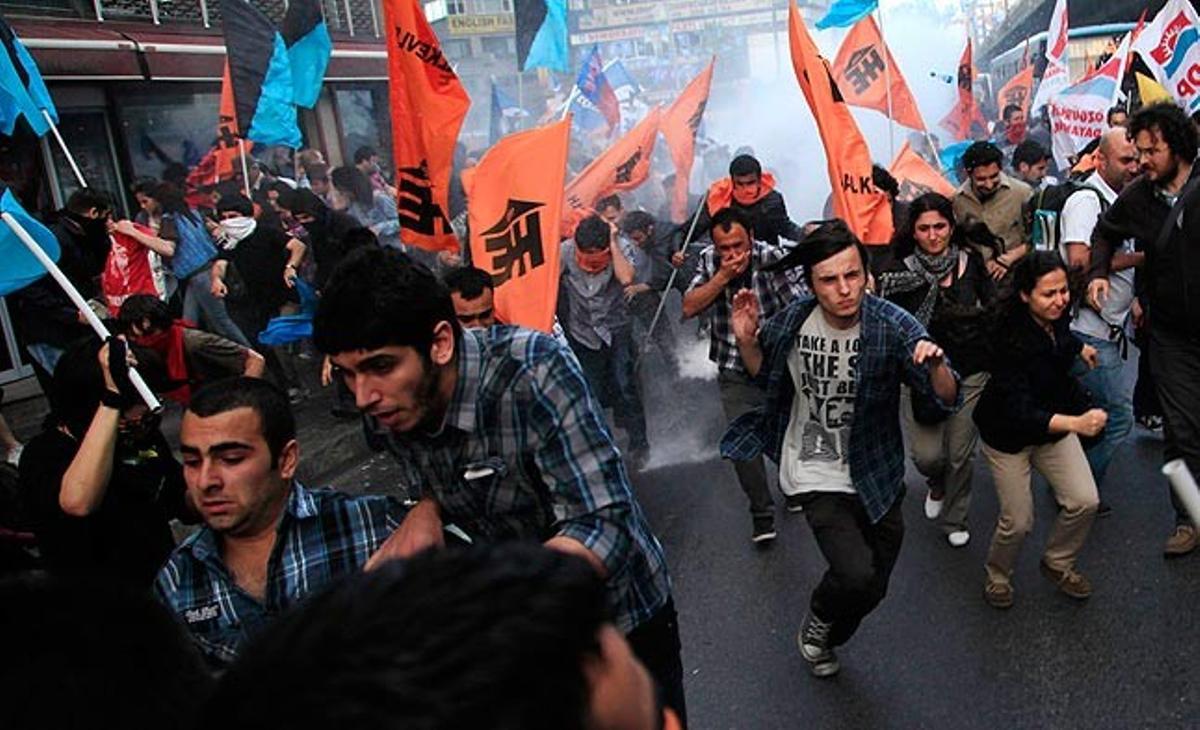 Los antidisturbios disuelven este jueves una manifestación en Estambul organizada por grupos de izquierda en protesta contra el Gobierno
