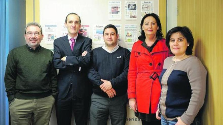 Domingo Verdini, Juan M. Sánchez-Albornoz, Iván González de Oliveira, Rosa Barreiro y Susana Pazo, en la sede de LA OPINIÓN. / carlos pardellas