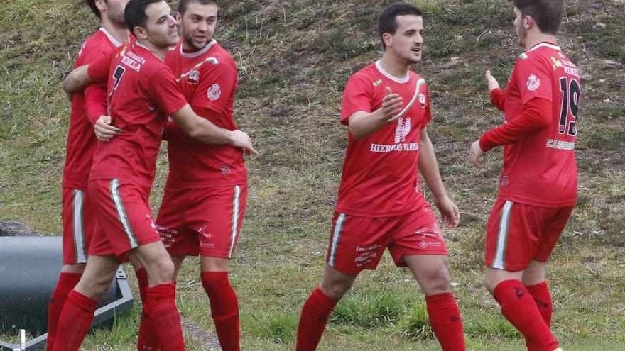 Los jugadores del Estradense celebran un gol. // Alba Villar