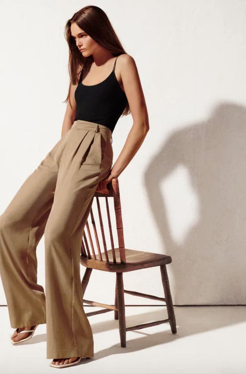 Este pantalón ancho de Zara queda tan bien y hace parecer tan alta que se  ha agotado en unas horas - Woman