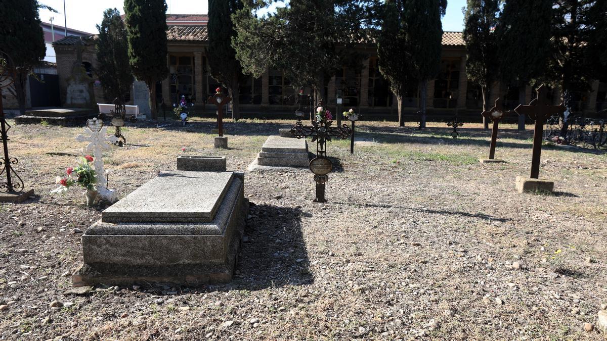 Tumbas en el cementerio de La Cartuja