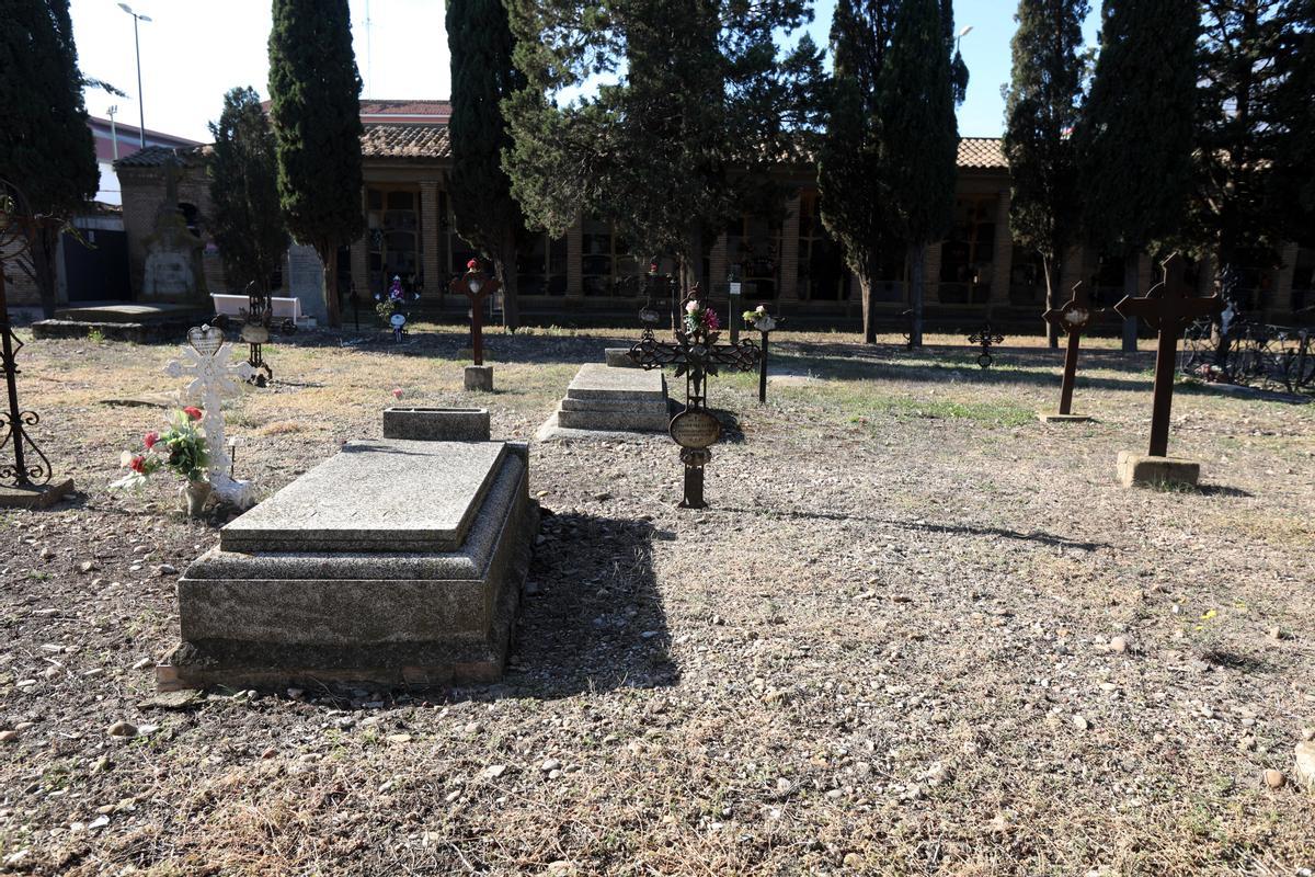 Tumbas en el cementerio de La Cartuja