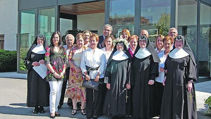 Sor Josefa, con la corona de flores, con los asistentes a la fiesta de aniversario, ayer, en la Pola.