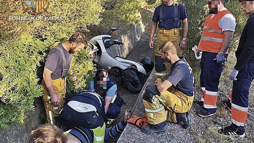 Bomberos rescatan al corpulento motorista que cayÃ³ a una zanja.