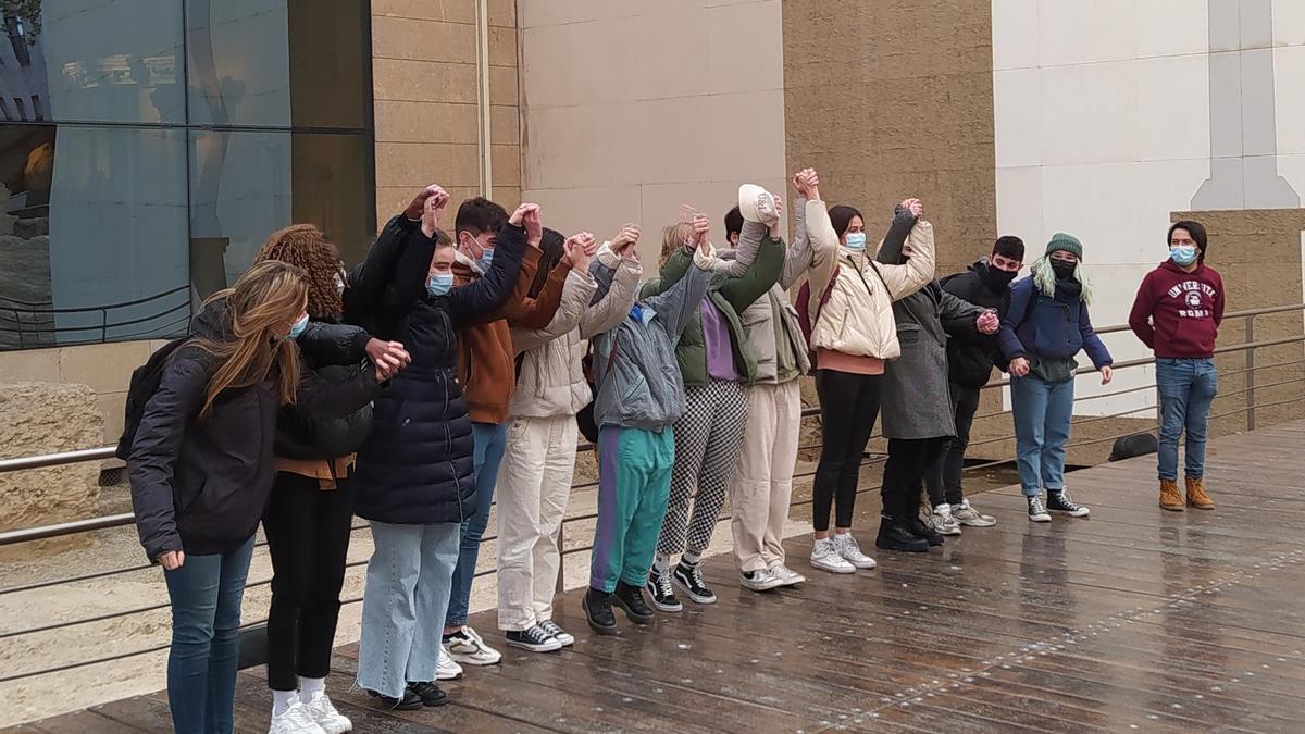 Los estudiantes del IES Pedro de Luna saludan desde el escenario en su visita al Museo del Teatro Romano de Zaragoza.