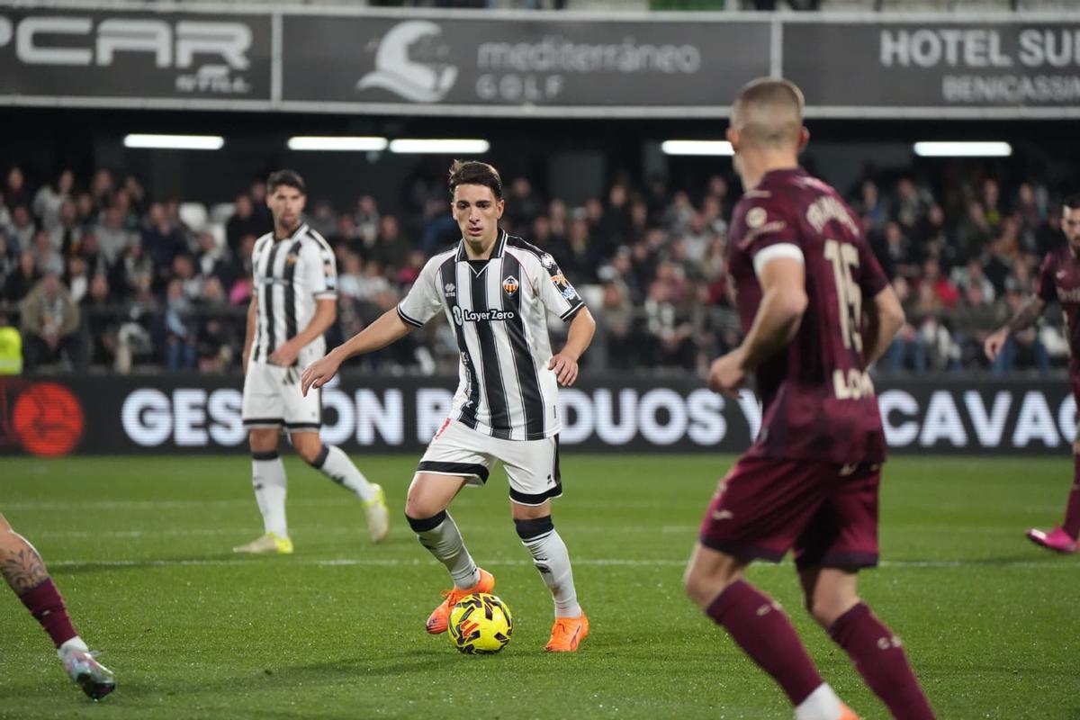 Cala dirige un ataque del Castellón.
