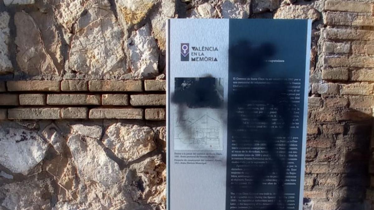 El monolito atacado en el Convento de Sana Clara. | LEVANTE-EMV