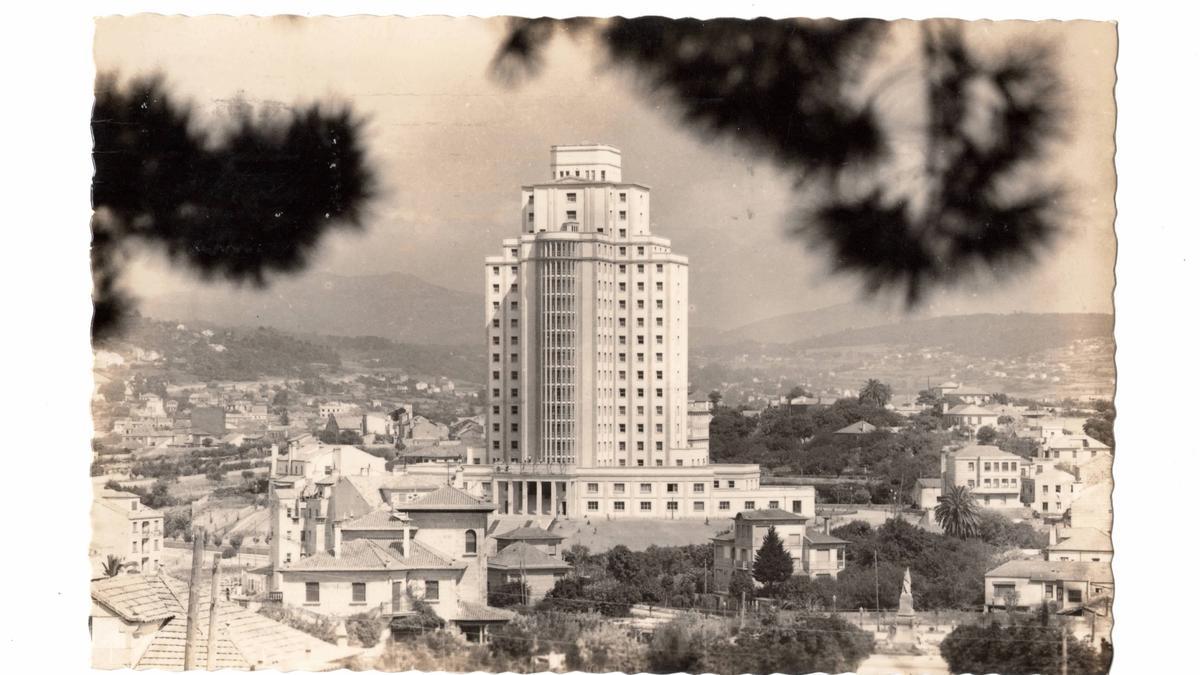 Postal con vista de la Residencia en el año 1956.