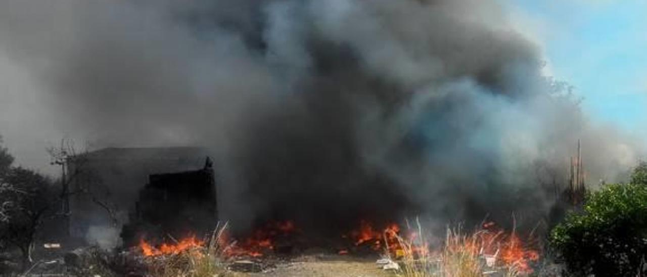 El noveno incendio de campos en Cullera destruye una casa rural