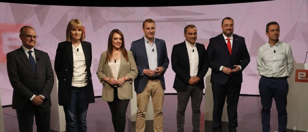 Lo siete candidatos, antes del debate electoral del miércoles: por la izquierda, Diego Canga, Covadonga Tomé, Carolina López, Adrián Pumares, Manuel Iñarra, Adrián Barbón y Ovidio Zapico.