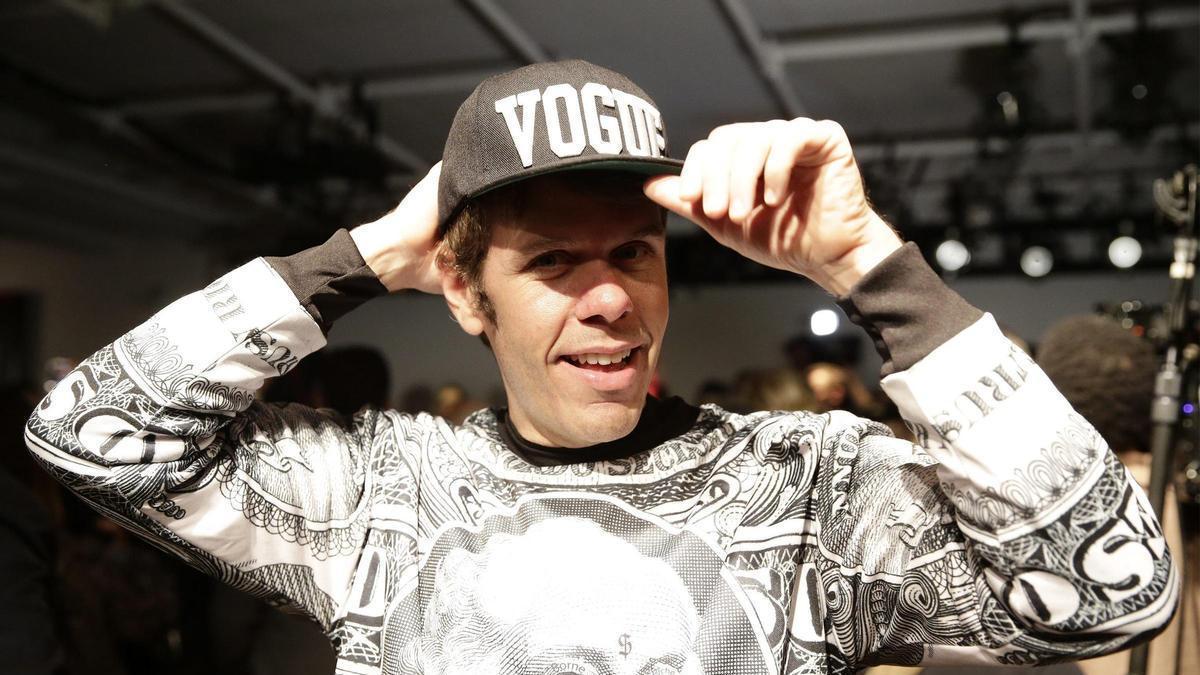 El bloguero Perez Hilton, en estado grave y necesitará cirugía tras herirse durante un directo