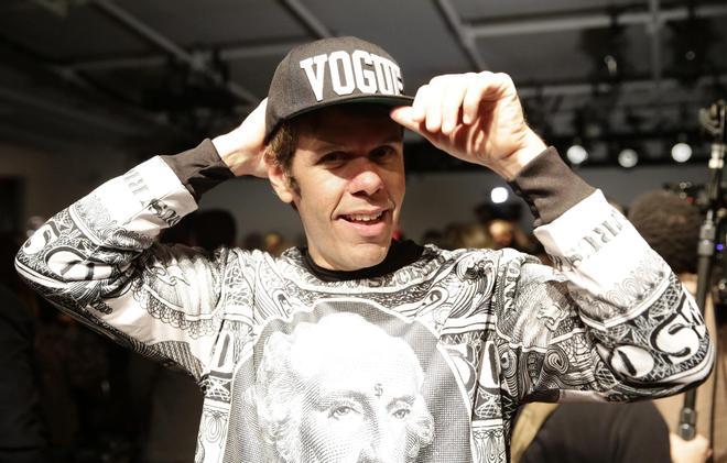 El bloguero Perez Hilton, en estado grave y necesitará cirugía tras herirse durante un directo
