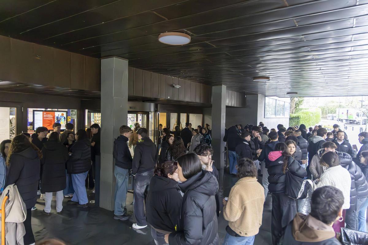 Estudantes na Biblioteca Concepción Arenal da Universidade de Santiago.