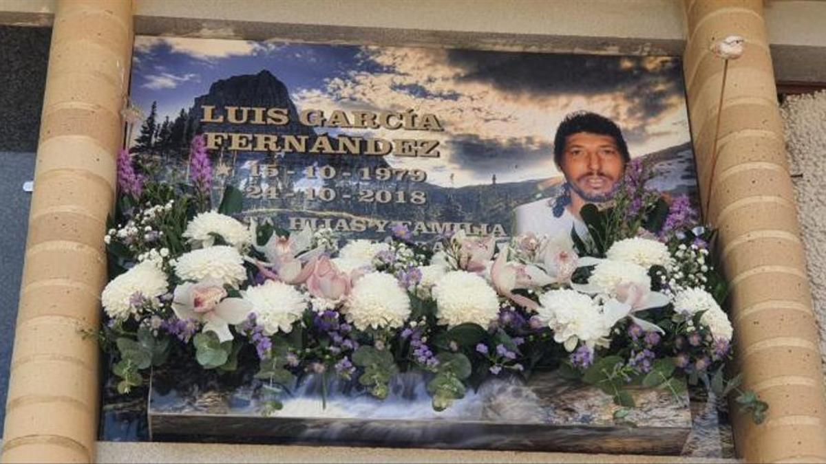 La lápida de Luis G. F., con las flores frescas que su familia le dejó antes del tiroteo.