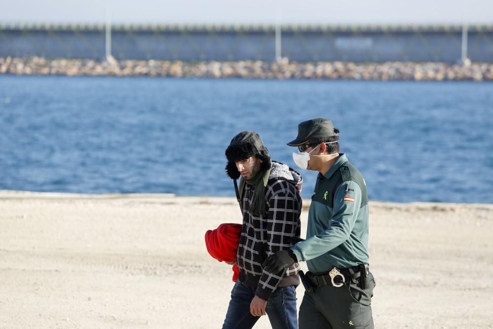 Guardia Civil, Cruz Roja y Salvamento Marítimo han puesto en marcha el protocolo para recepcionar a 24 personas rescatadas en el mar y que ocupaban una patera. 20 hombres y cuatro mujeres