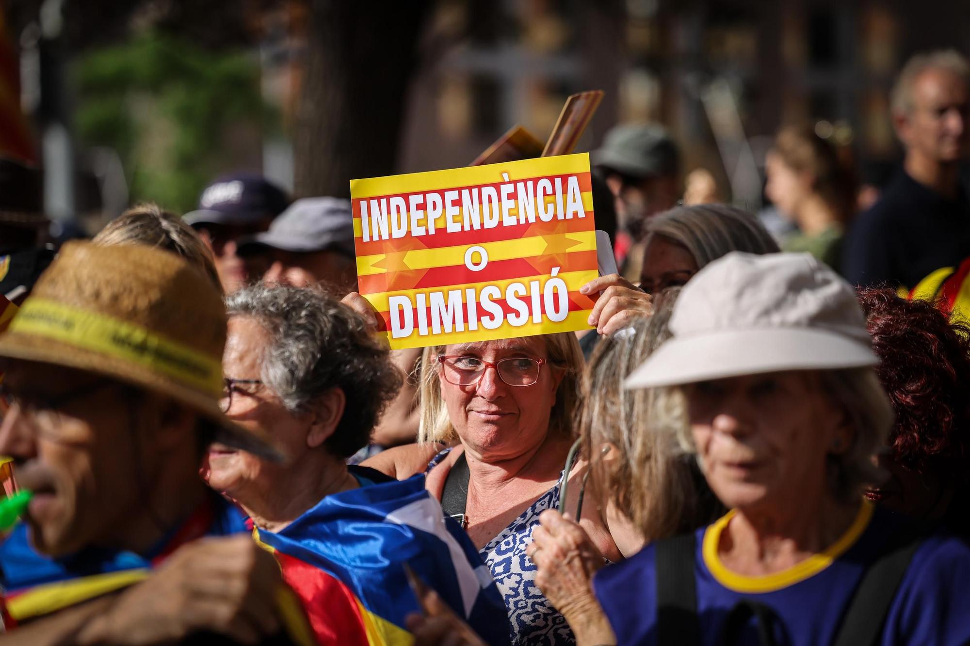 Arrenca la manifestació convocada per l'ANC per la Diada a Barcelona amb el lema 'Via Fora'