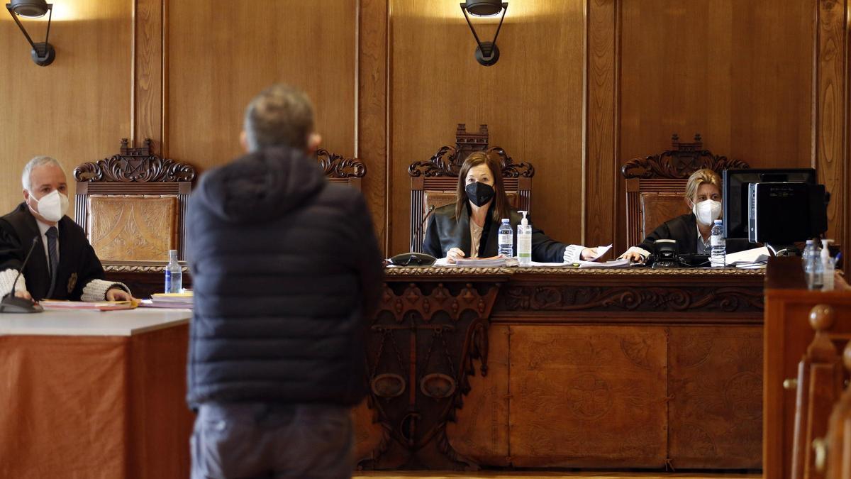 El médico durante su declaración, esta mañana en la Audiencia Provincial/ Javi Pool