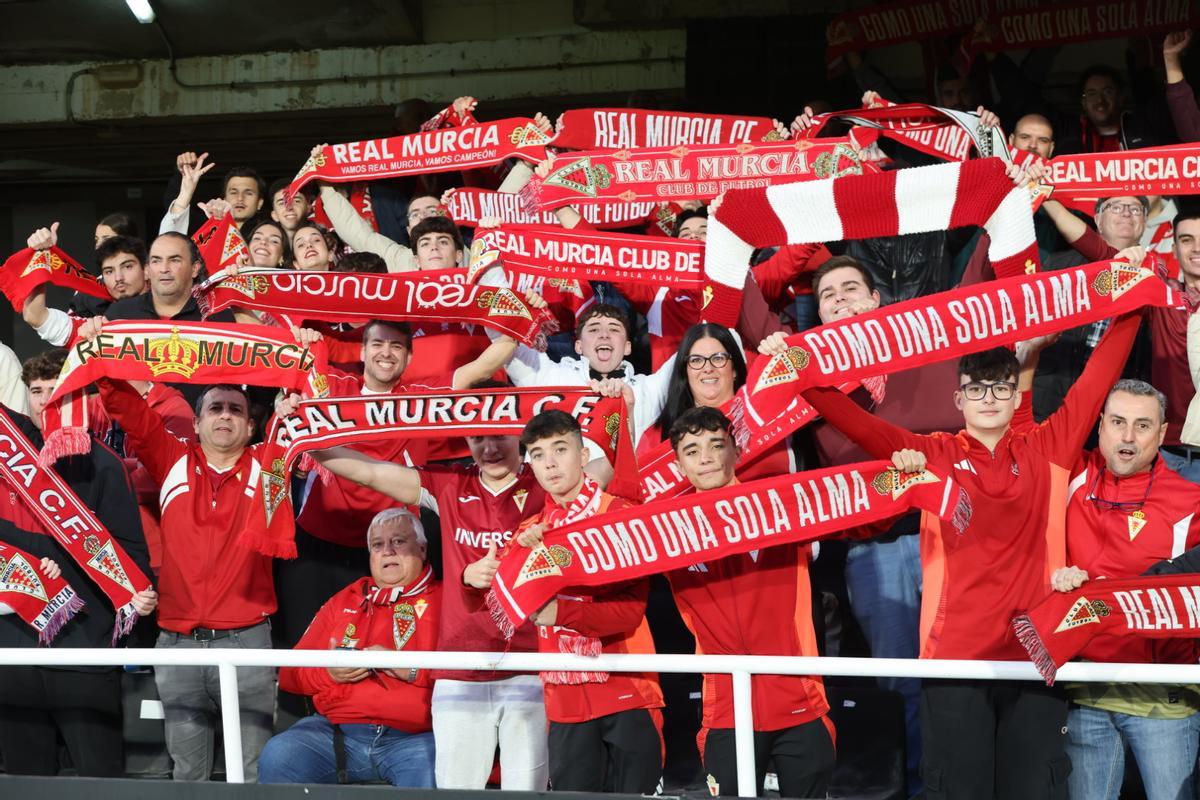 Aficionados granas en las gradas del Cartagonova