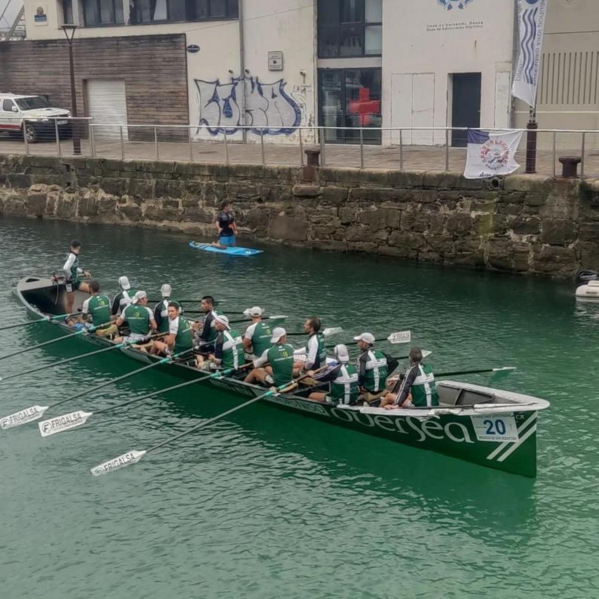 La tripulación de Samertolaméu Oversea, ayer tras acabar su participación en la regata. |  // SDS