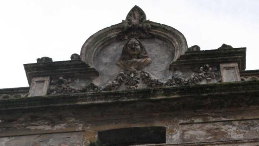 La maltrecha fachada del teatro Santarúa, con la figura de Talía en lo alto.