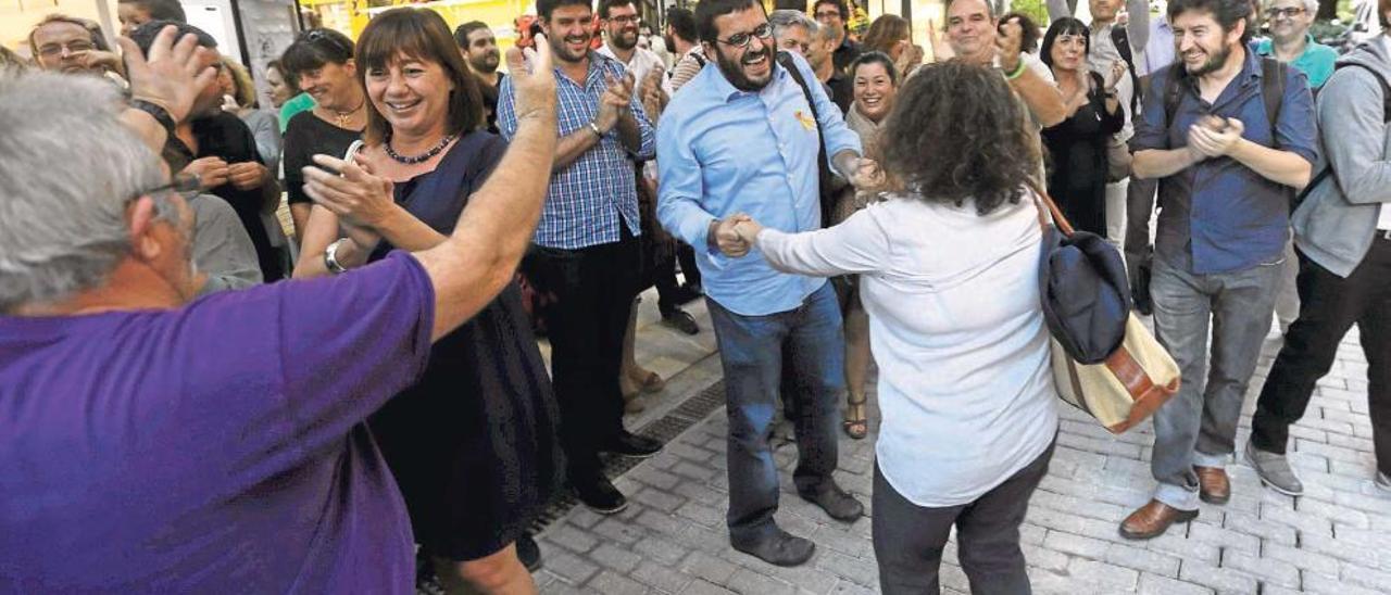 Cargos de PSOE, Podemos y Més, entre ellos Armengol, celebrando ayer en la calle la derogación.