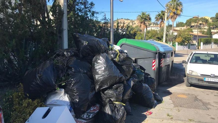 Incivismo en Palma: un contenedor enterrado bajo una montaña de basura