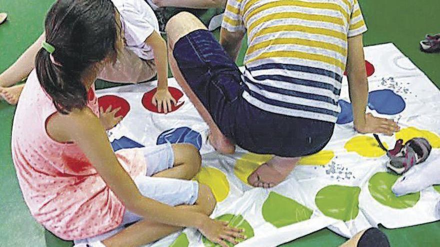Los niños participan en un taller de verano.