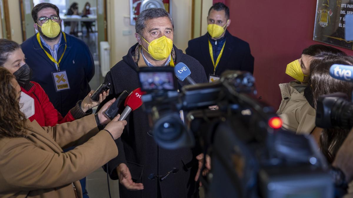 Pedro Pascual atiende a los medios tras votar en las elecciones del pasado 13 de febrero.