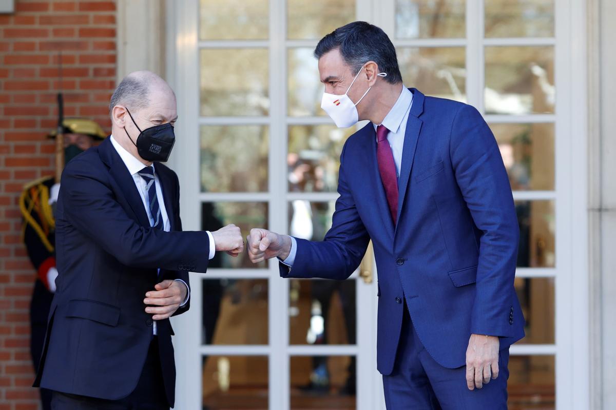 El presidente del Gobierno, Pedro Sánchez, con el canciller alemán, Olaf Scholz, durante un encuentro en la Moncloa.
