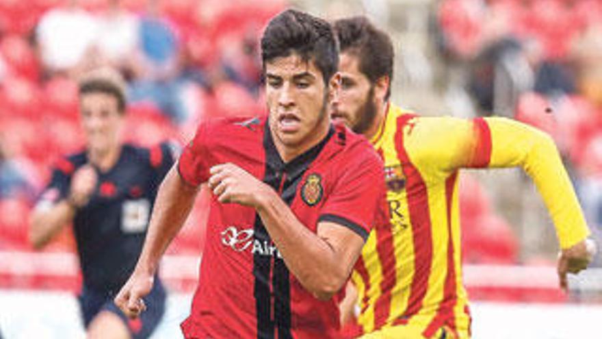 Marco Asensio controla el balón en el partido frente al Barcelona B.