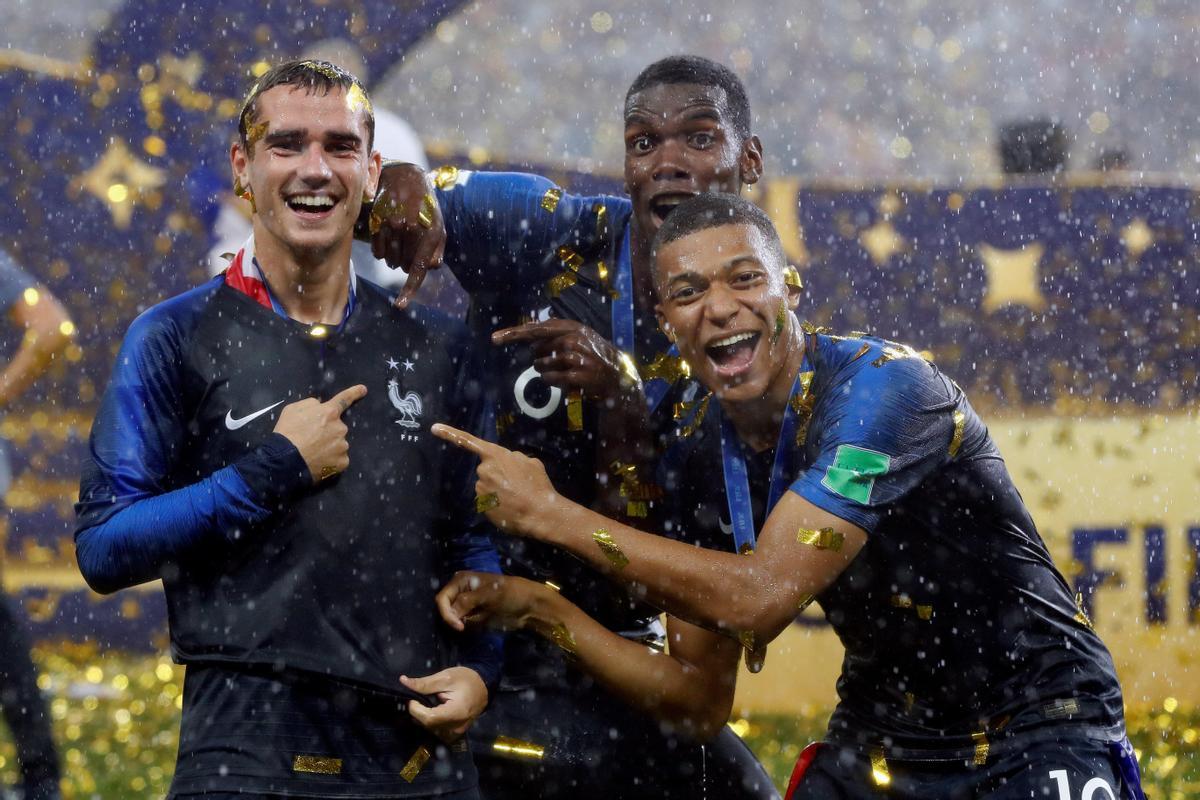 Griezmann, Pogba y Mbappé festejan la Copa del Mundo.