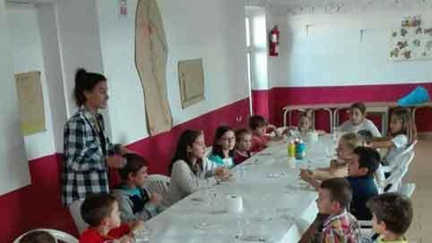 Un taller de manualidades con niños en Torrefrades.