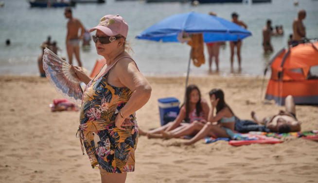 Colas para llegar a la playa de Las Teresitas .