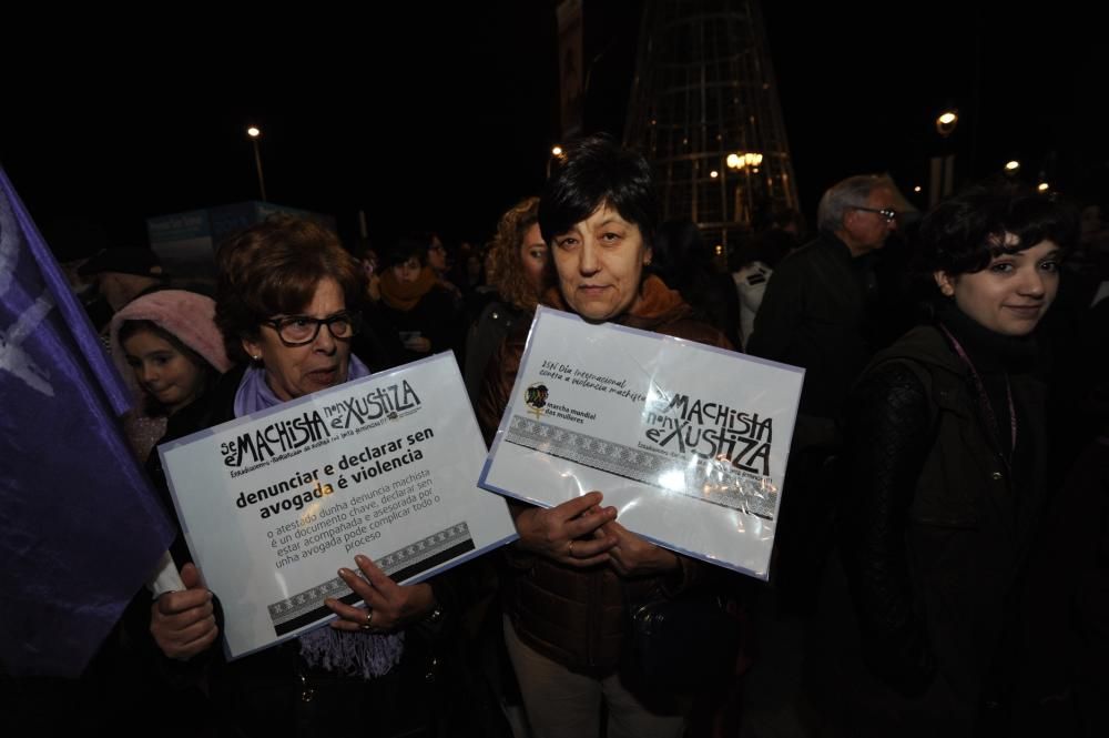 Los manifestantes han protagonizado entre consignas y pancartas una marcha quepartió del Obelisco y llegó hasta la plaza de Galicia.