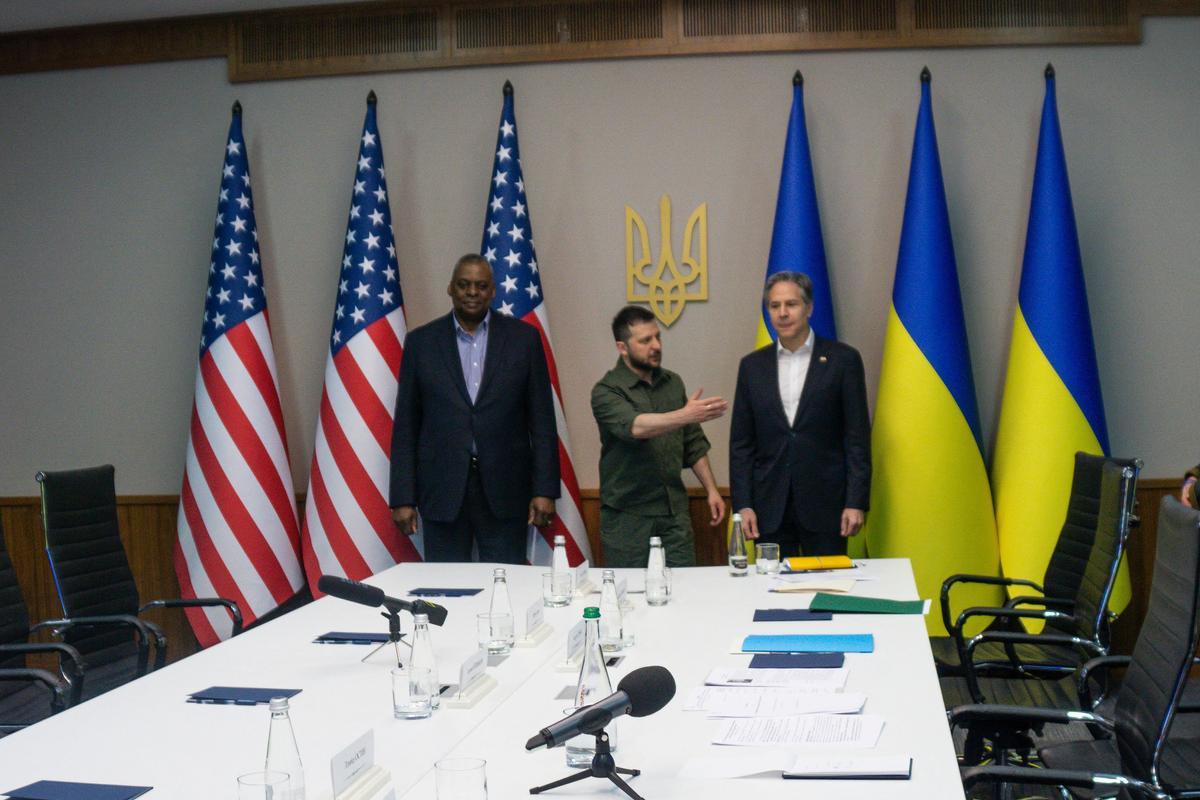 El secretario de Defensa Lloyd Austin y el secretario de Estado Antony Blinken con el presidente ucraniano Volodymyr Zelensky  en Kiev.