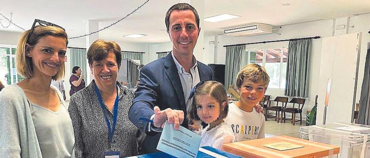 Llorenç Galmés deposita, ayer, su voto junto a su familia.