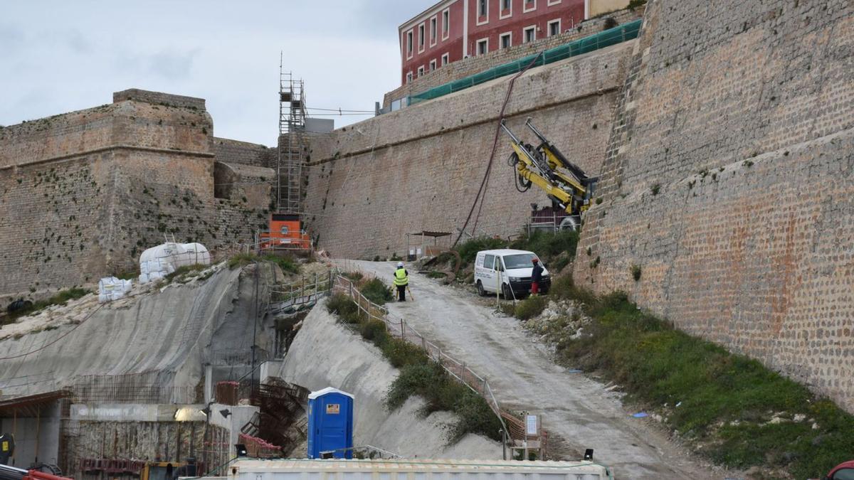 Una máquina especial ha perforado ya decenas de metros del túnel desde el ‘parking’ hasta el Parador del Castillo