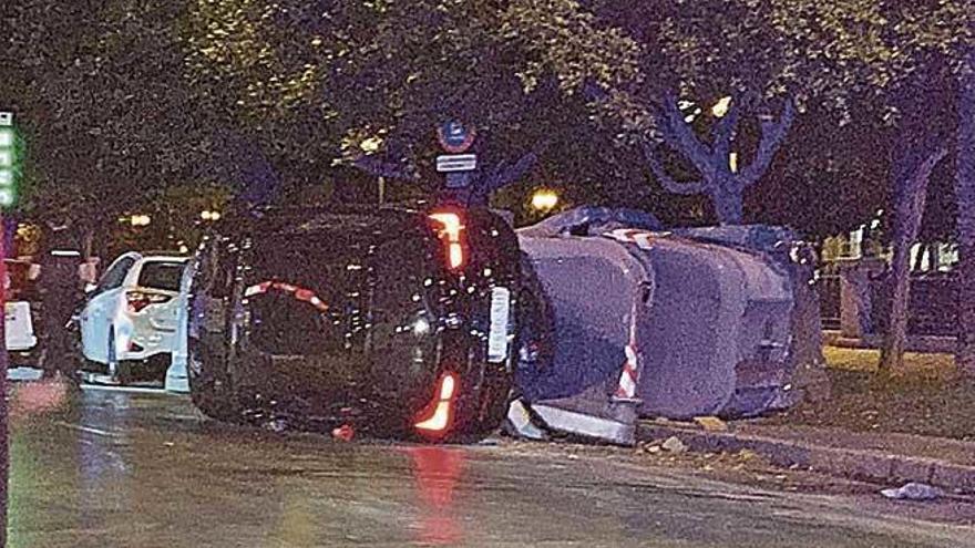 Un conductor ebrio choca contra tres coches estacionados en Palma
