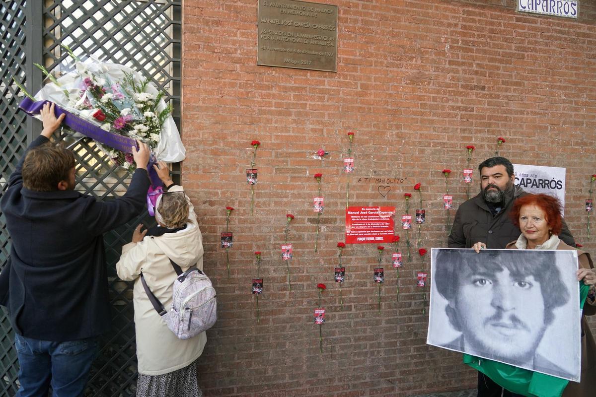Imagen de la ofrenda floral en homenaje a Manuel José García Caparrós por el 48 aniversario de su asesinato.
