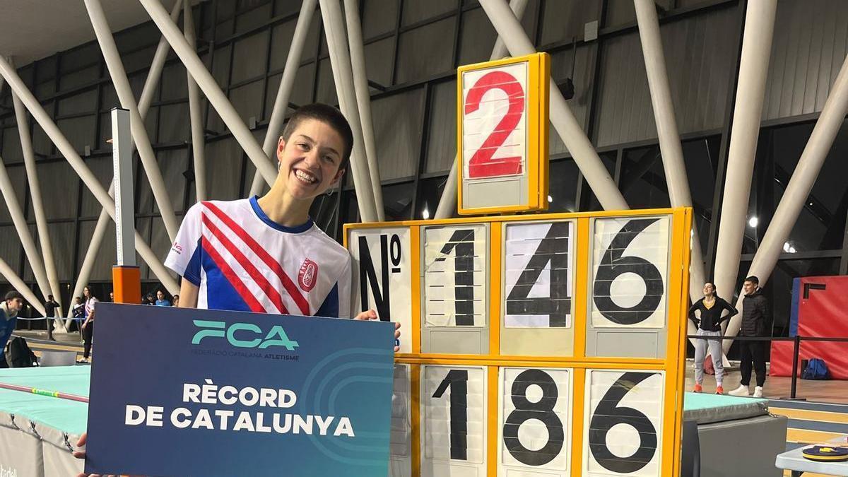 Ona Bonet, amb el diploma que li acredita el rècord de Catalunya sub-20