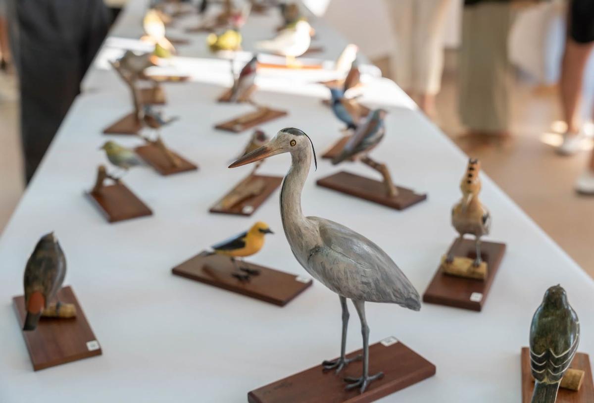 A exposición 'Alas de madeira' pode verse na casa da cultura de Cee.
