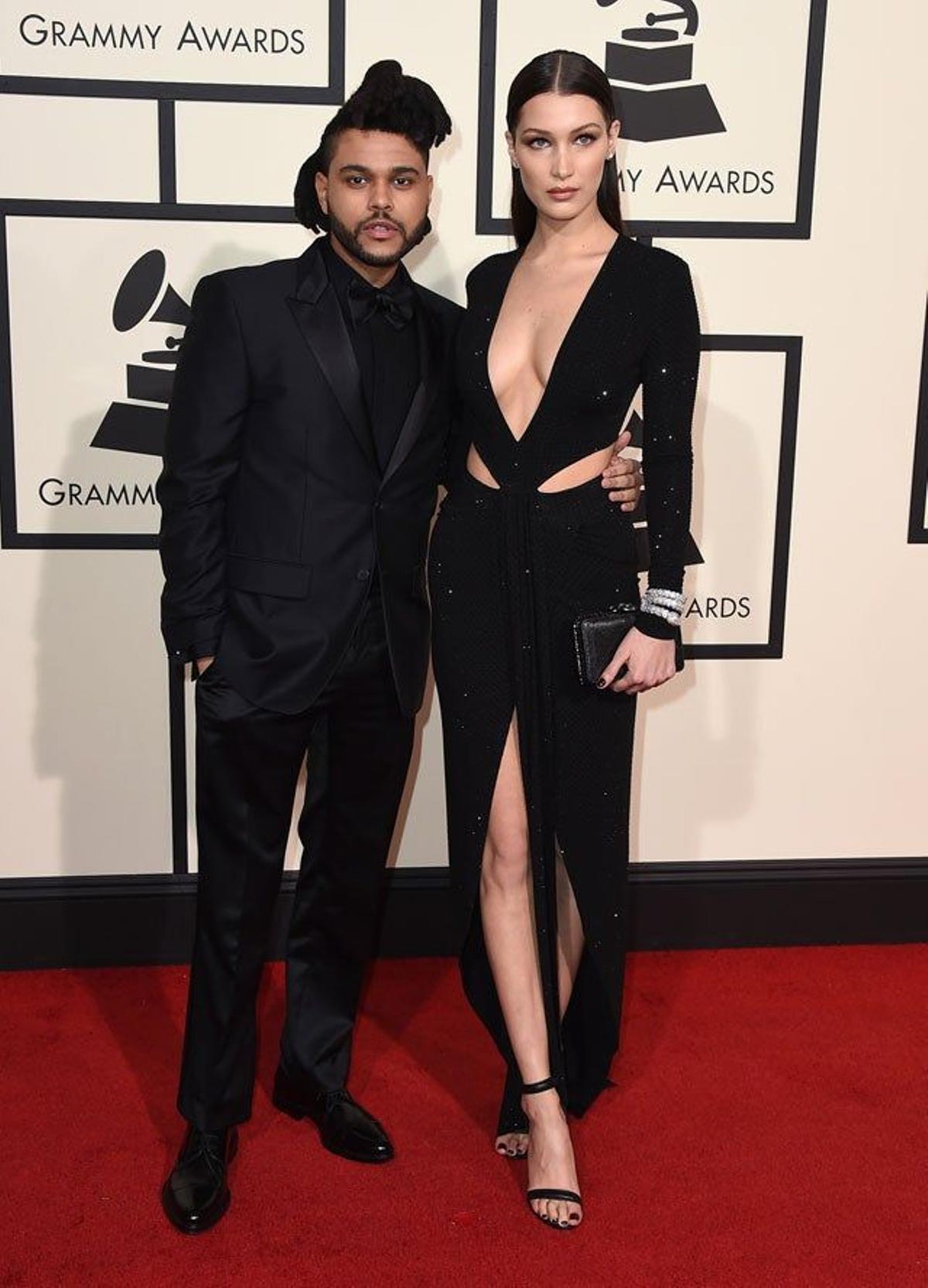 The Weeknd y Bella Hadid, de Alexandre Vauthier Paris, en la alfombra roja de la 58 Edición de los Grammy.