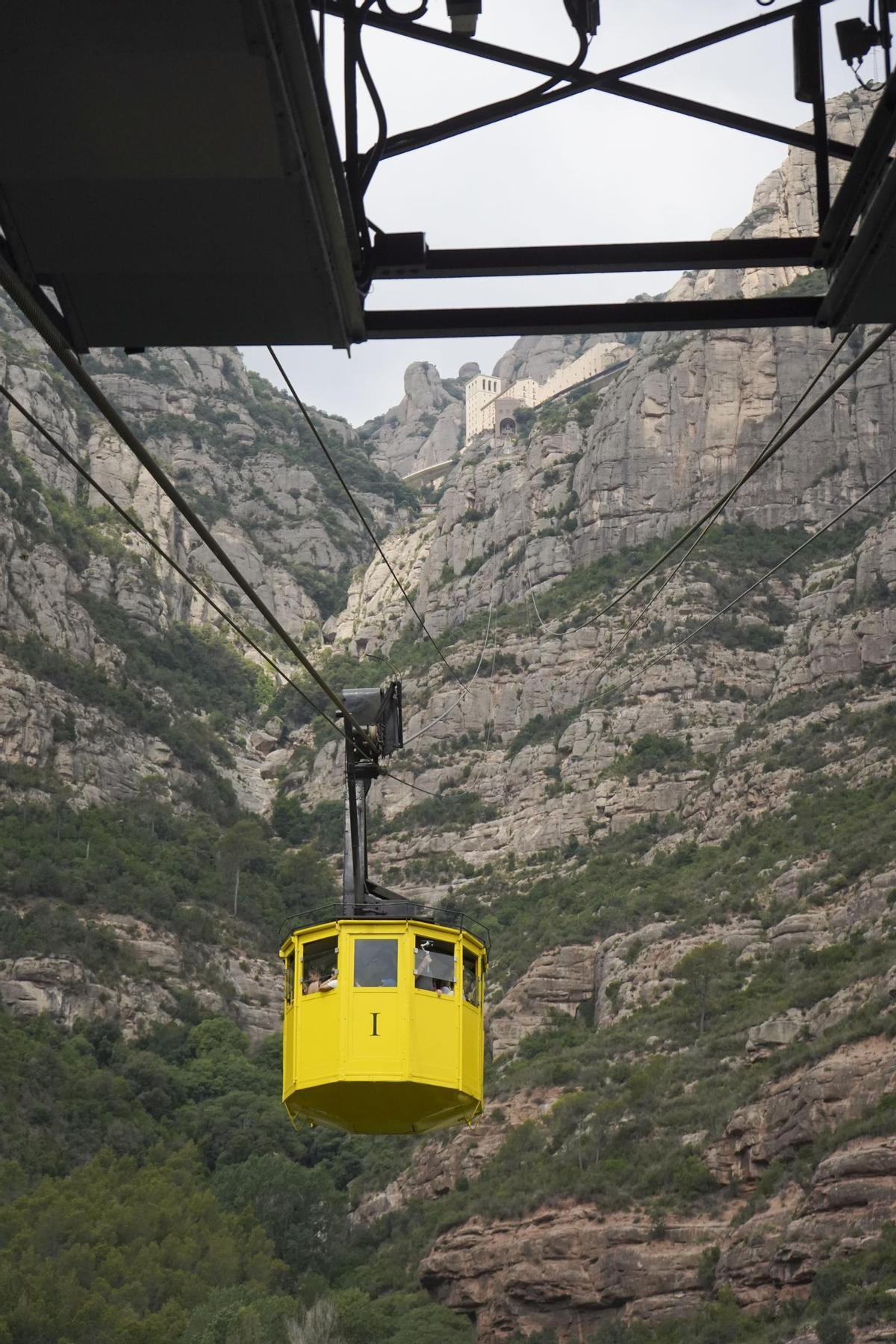 Una de les 'cistelles' del popular aeri de Montserrat sortint de l'estació inferior