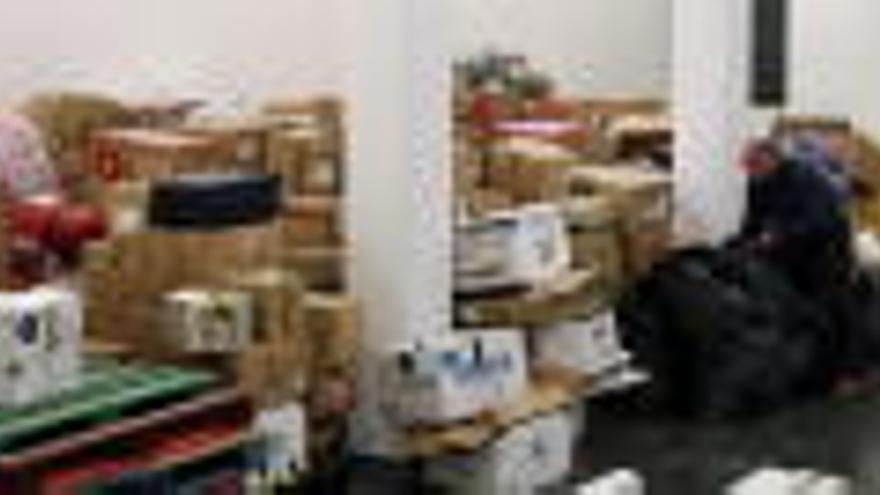 Una associació gironina envia un contenidor amb més de 500 caixes plenes de roba i material escolar a Síria