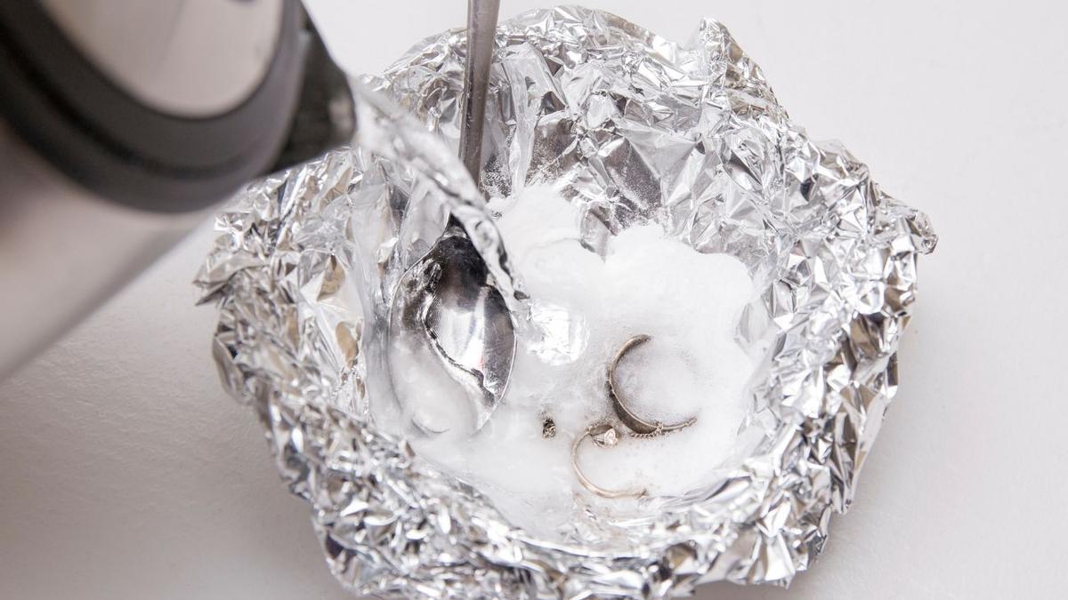Aprende cómo limpiar objetos de plata con productos caseros