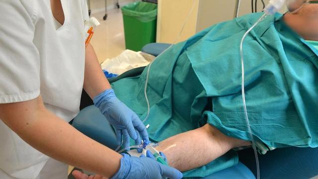 Un paciente recibe diálisis en el Hospital Provincial de Pontevedra.