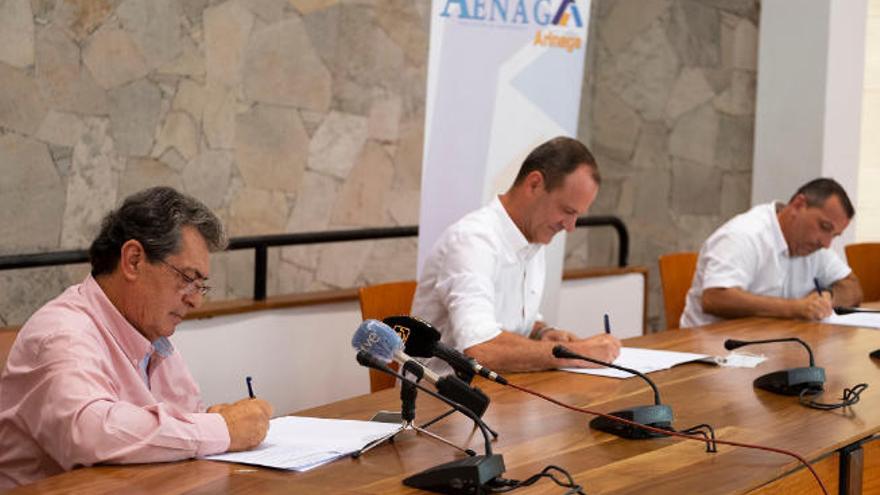 Por la izquierda, Juan Acosta, presidente de Ecoaga, Óscar Hernández, alcalde de Agüimes, y Alexis Bordón, presidente de Aenaga, ayer durante la firma del convenio.
