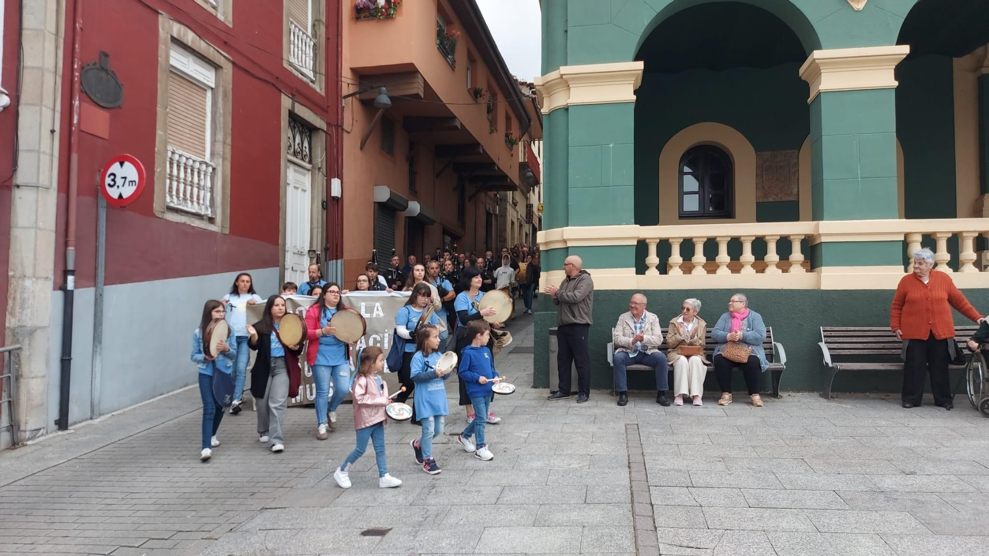 En imágenes: Así fue la manifestación contra el cierre de la Escuela de Música de Tineo